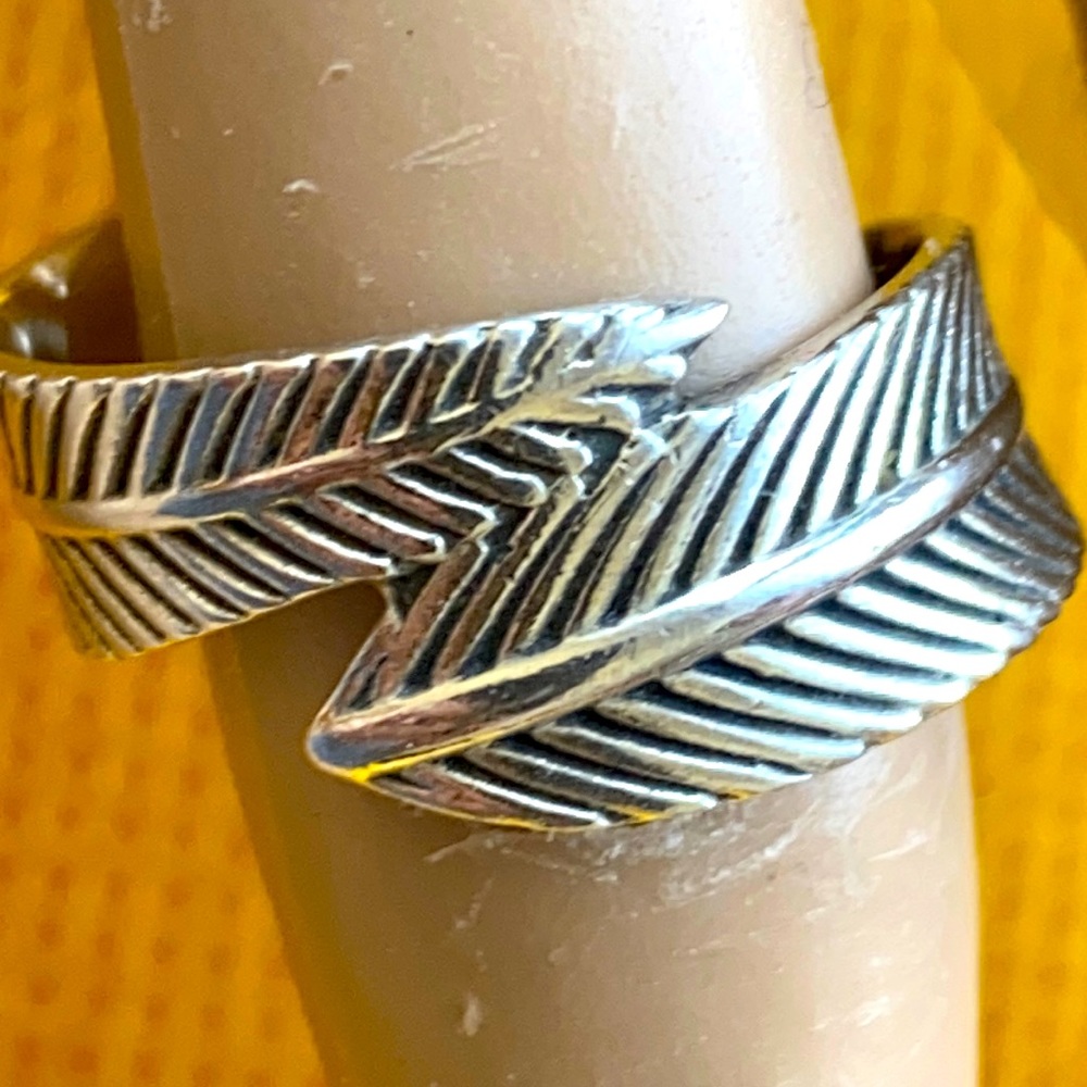 Sterling silver bypass textured leaves ring s7